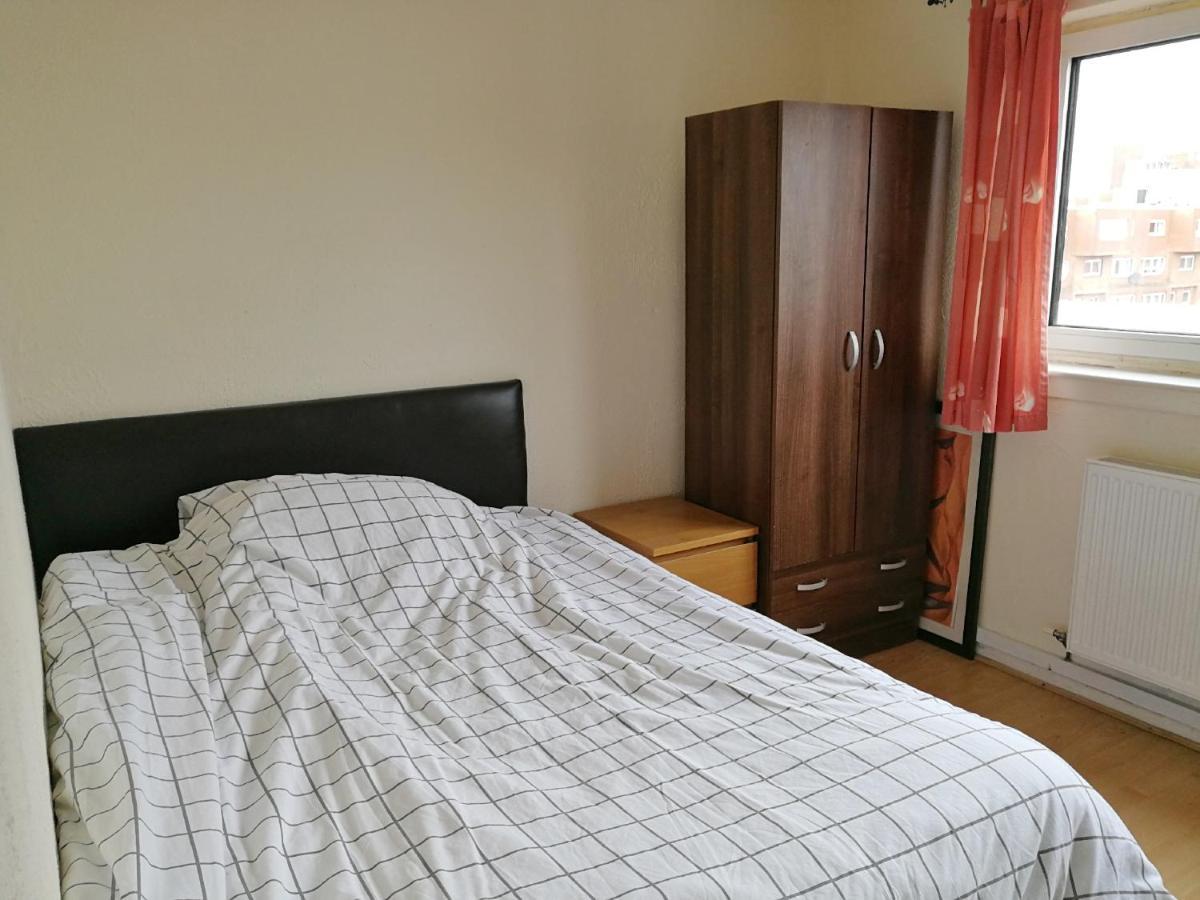 A Double Bedroom Near Glasgow City Centre Not In Great Condition Suitable For Short Stay Екстериор снимка