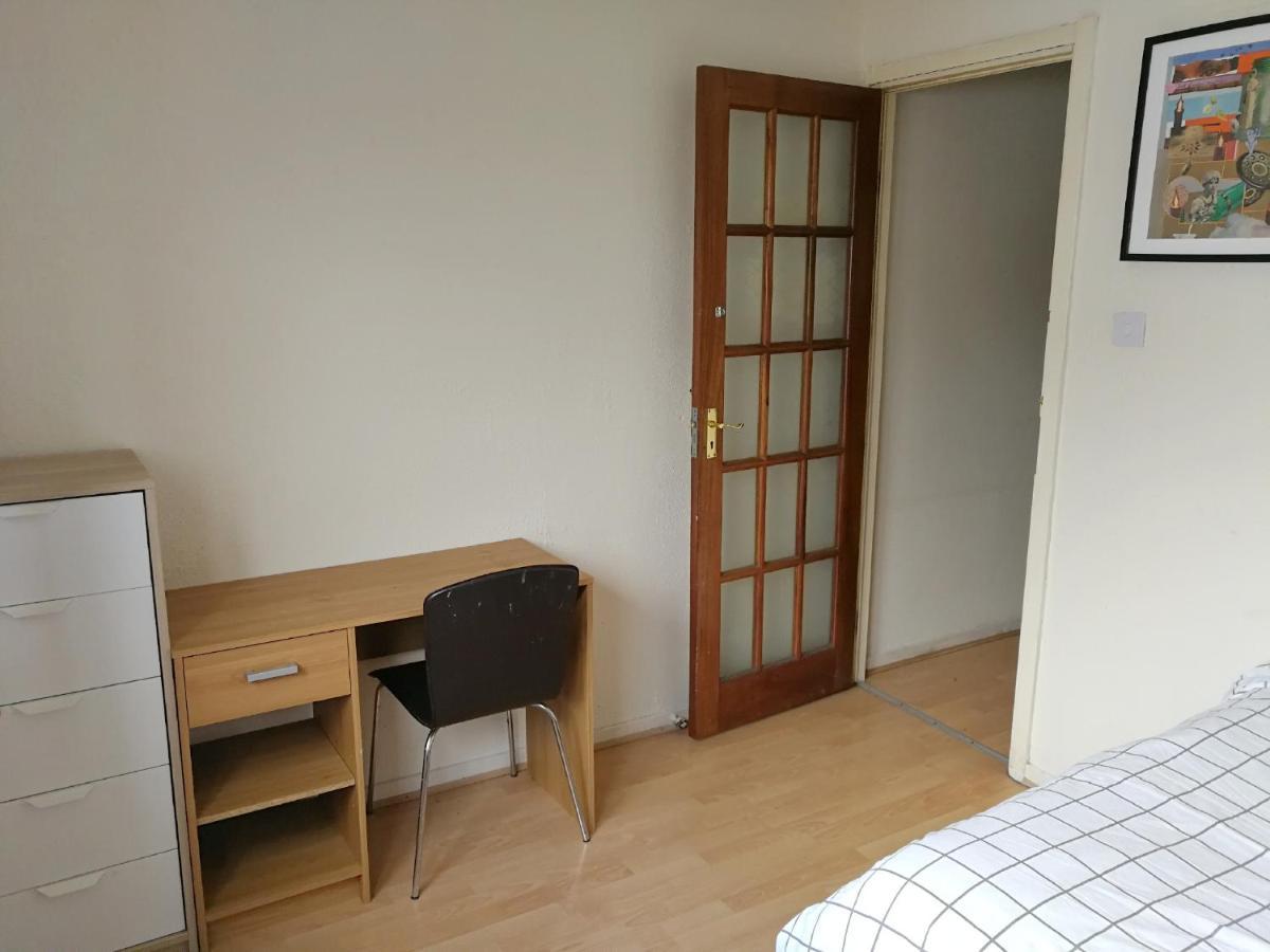 A Double Bedroom Near Glasgow City Centre Not In Great Condition Suitable For Short Stay Екстериор снимка
