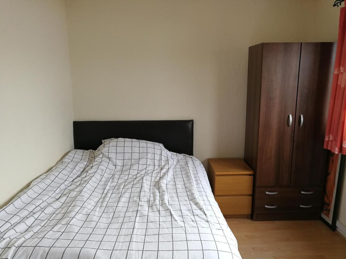A Double Bedroom Near Glasgow City Centre Not In Great Condition Suitable For Short Stay Екстериор снимка